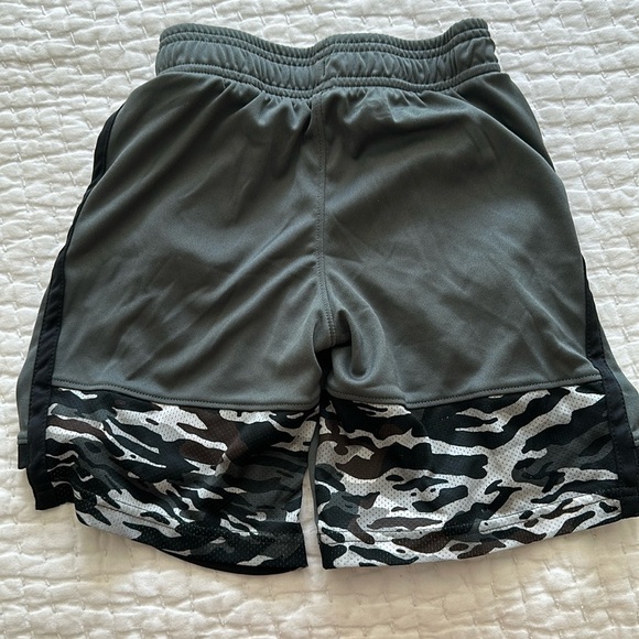 Boys Under Armour Shorts - Picture 1 of 3